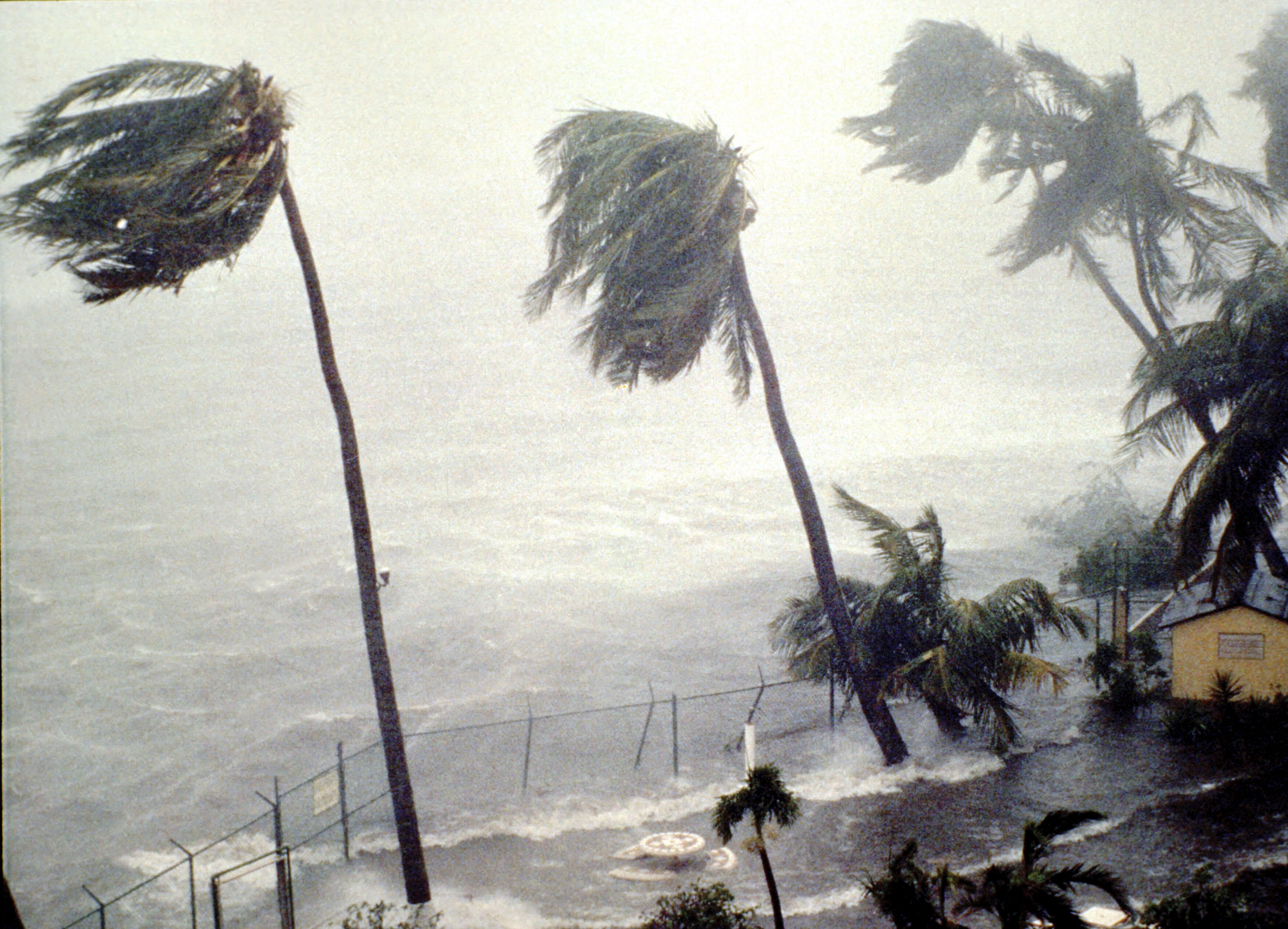 Где самый сильный ветер. Ураган Хьюго 1989. Тропический циклон ураган. Смерч в Тайланде. Тропический шторм Грейс.